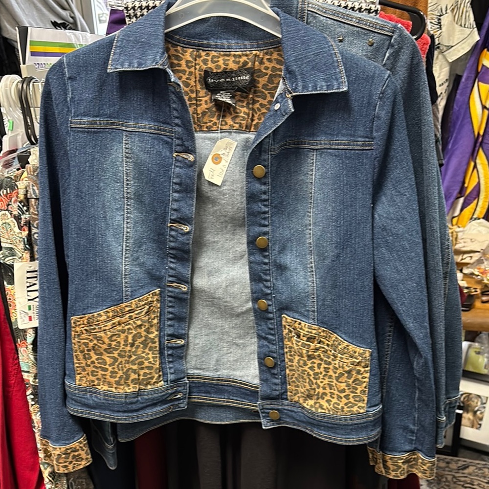 Chic Denim Jacket with Leopard Details— I ❤️Offers!